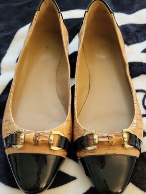 Classic Two-Tone Women's Flats in Tan and Black 9med